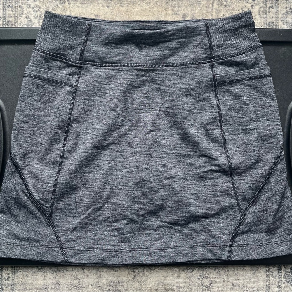 Small Athleta Excersion Charcoal Gray Skort